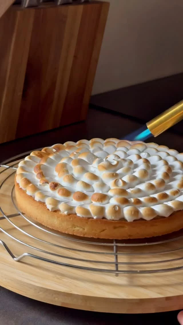 Mastering the Lemon Meringue Tart 🍋 starts with the basics: a crisp tart shell, tangy lemon curd, and a light, glossy Italian meringue.

But the magic? It’s all in the final touch.

✨ The way you pipe your meringue can completely transform your dessert. Elegant rosettes, rustic swirls, or dramatic peaks — the choice is yours.

Once all the elements are in place, your creativity takes over.

A classic recipe, yes — but with endless room for interpretation.

Want a modern look? Play with piping tips, heights, and textures. That’s how you turn a signature into *your* signature.

🎥 Watch how I pipe mine — and imagine the possibilities for your own tart presentation.

Don’t forget to save to bake your own from home 🍋

#LemonMeringueTart #FrenchPastry #TartDesign #MeringuePiping #DessertPresentation #PastryConsulting #PlatedDessert #ModernPastry #SignatureDessert #PastrySkills