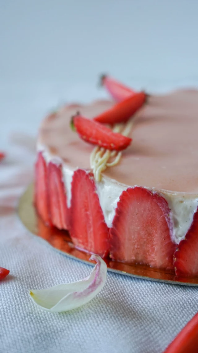 🍓 The taste of summer, the elegance of tradition…

This is my take on the classic 𝙵̲𝚛̲𝚊̲𝚒̲𝚜̲𝚒̲𝚎̲𝚛̲:

✨ light 𝗴𝗲𝗻𝗼𝗶𝘀𝗲 𝘀𝗽𝗼𝗻𝗴𝗲

✨ smooth 𝘃𝗮𝗻𝗶𝗹𝗹𝗮 𝗱𝗶𝗽𝗹𝗼𝗺𝗮𝘁𝗲 𝗰𝗿𝗲𝗮𝗺 (pastry cream + whipped cream)

✨ fresh, juicy 𝘀𝘁𝗿𝗮𝘄𝗯𝗲𝗿𝗿𝗶𝗲𝘀

✨ and a touch of 𝗺𝗮𝗿𝘇𝗶𝗽𝗮𝗻 to finish it beautifully.

Every bite is delicate, fruity, and nostalgic — just the way it should be.

🎥 Watch how it all comes together in the video

📖 And find the 𝘧𝘶𝘭𝘭 𝘳𝘦𝘤𝘪𝘱𝘦 𝘸𝘪𝘵𝘩 𝘥𝘦𝘵𝘢𝘪𝘭𝘦𝘥 𝘴𝘵𝘦𝘱𝘴 now on the blog!

#fraisier #frenchpastry #strawberrycake #pastryrecipe #diplomatecream #classicdessert #frenchdesserts #summerdessert #genoise #patisseriefrancaise #pastryconsultant #hospitalitytraining