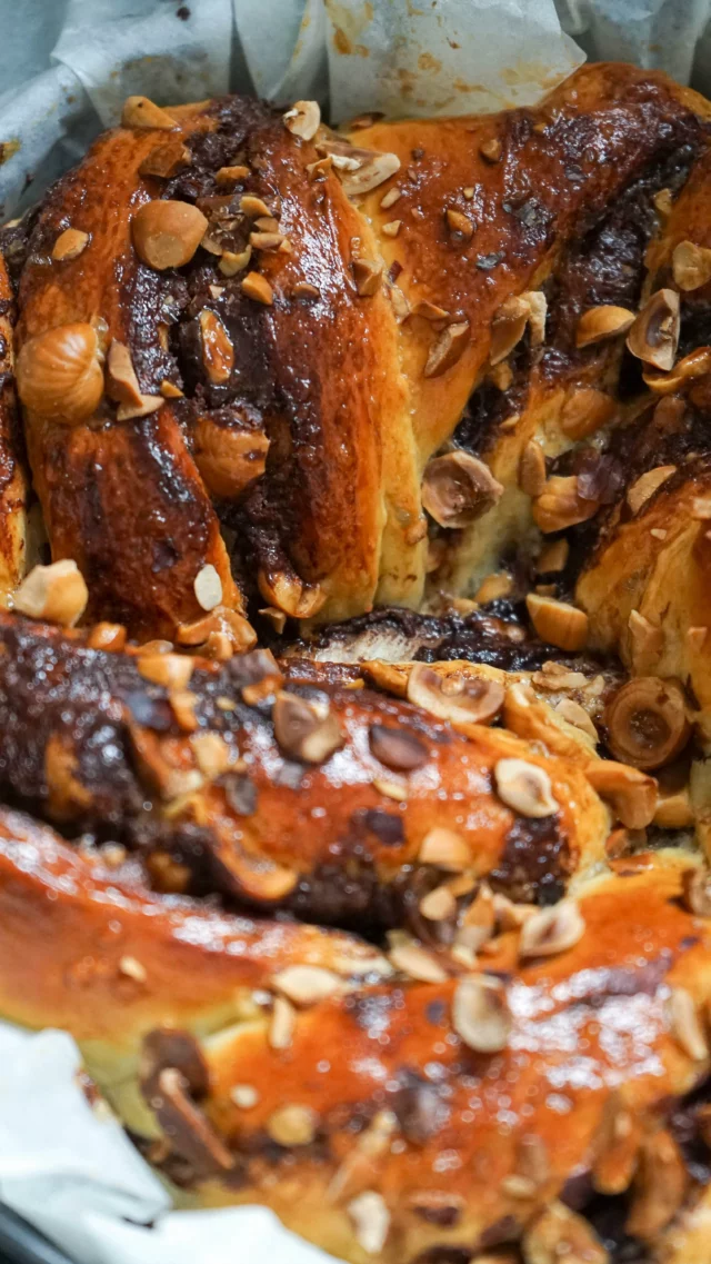 This isn’t your average brioche…

Say hello to the *chocolate babka* – fluffy, rich, swirled with chocolate spread and roasted hazelnuts, then braided into pure indulgence.

🍫 Chocolate spread

🌰 Roasted hazelnuts

💛 Soft, enriched brioche dough

A comforting recipe with just the right amount of crunch, sweetness, and drama.

✨ One slice is never enough – but that’s the point.

Would you serve this for brunch or dessert?

#babka #brioche #chocolatelovers #pastryinspiration #chocolatebabka #homemadebrioche #frenchpastry #gourmandbaking